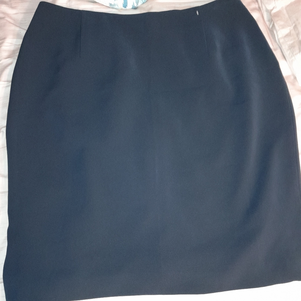 Caslon Women's Navy Lined Pencil Skirt With Side Slit, Size 14W, 24" Length.